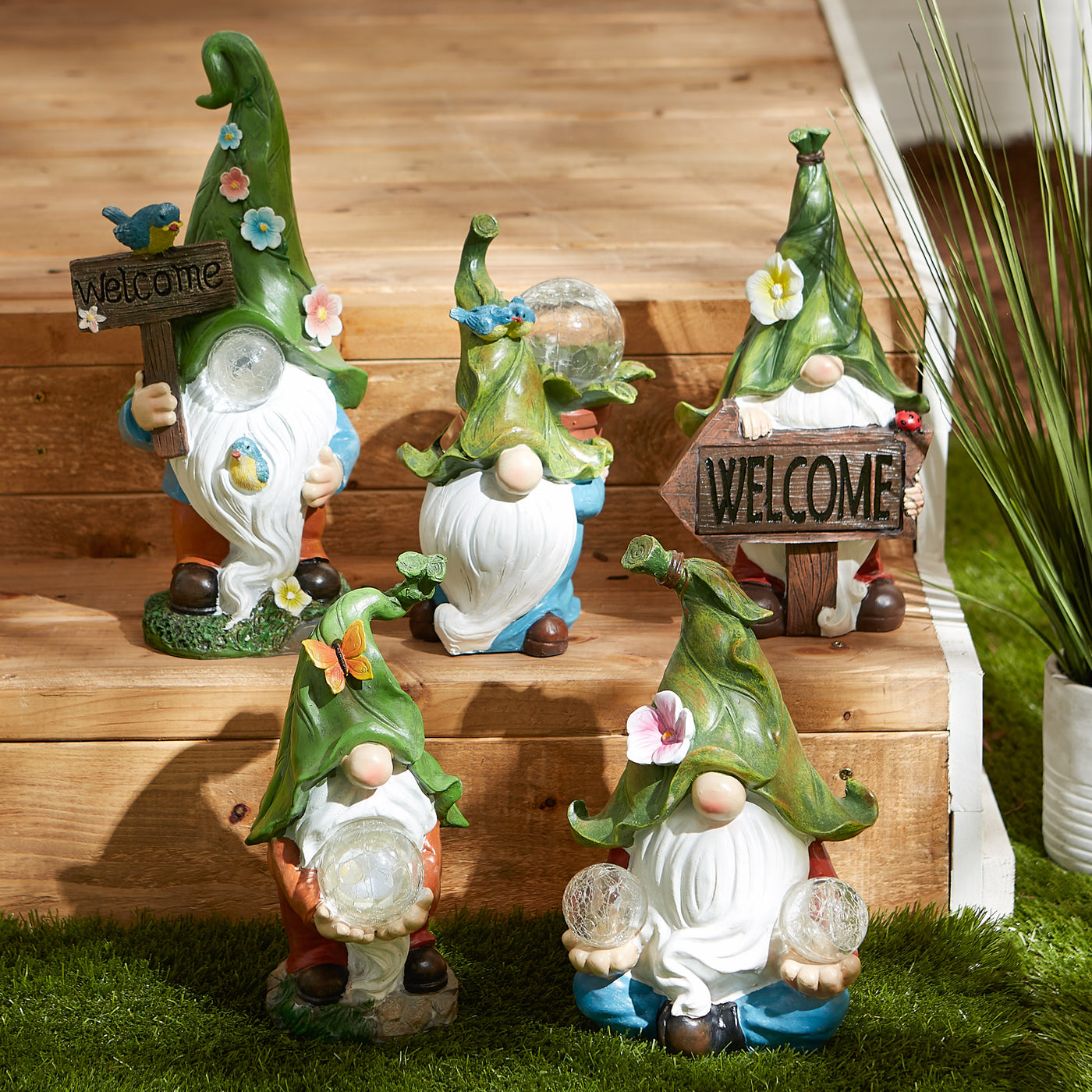 Gnome With Flower Pot Solar Statue